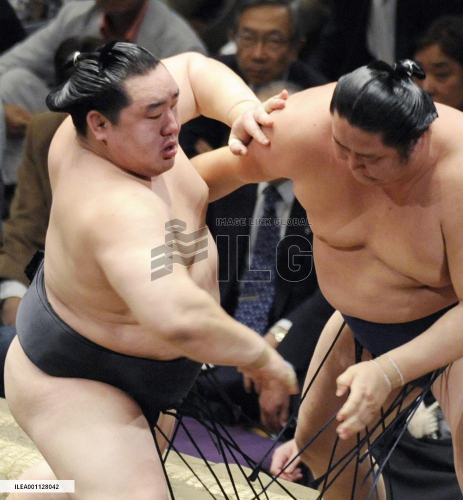 Asashoryu beats Tokitenku at summer sumo