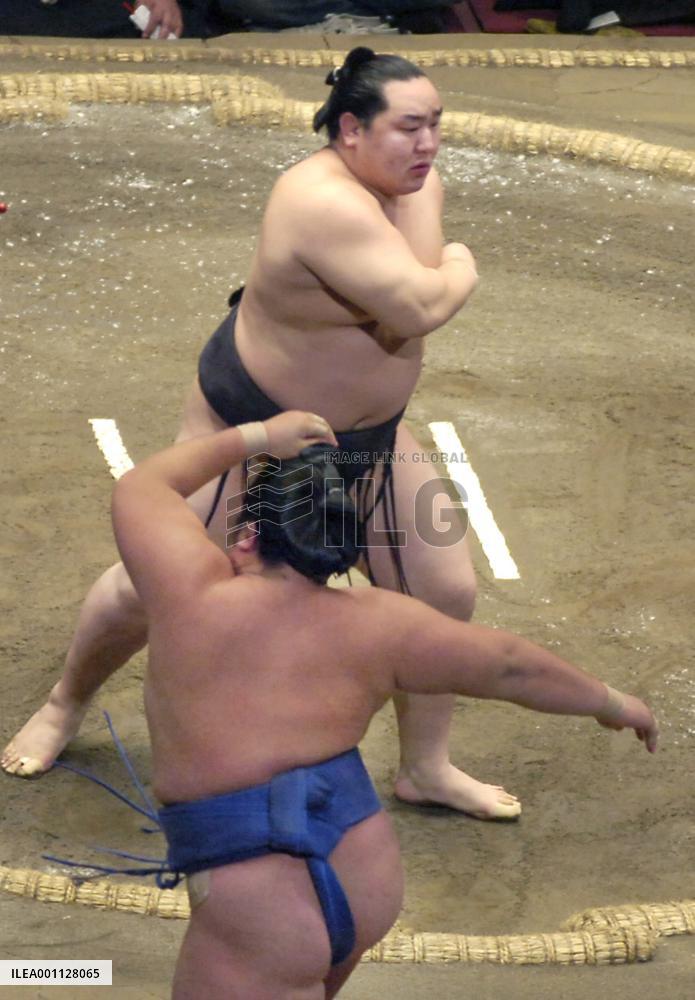 Asashoryu improves record to 9-1 at summer sumo