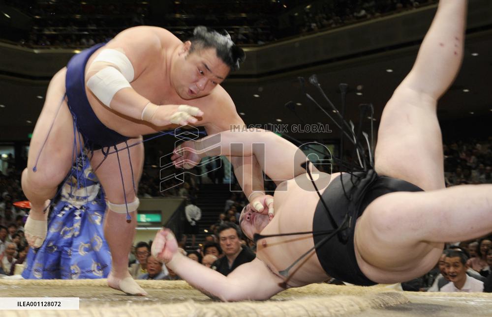 Asashoryu beaten by Chiyotaikai at summer sumo