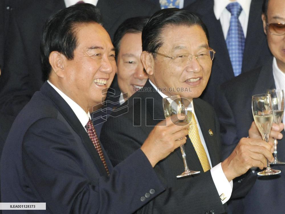 China, Taiwan sign landmark pacts on direct flights, tourism