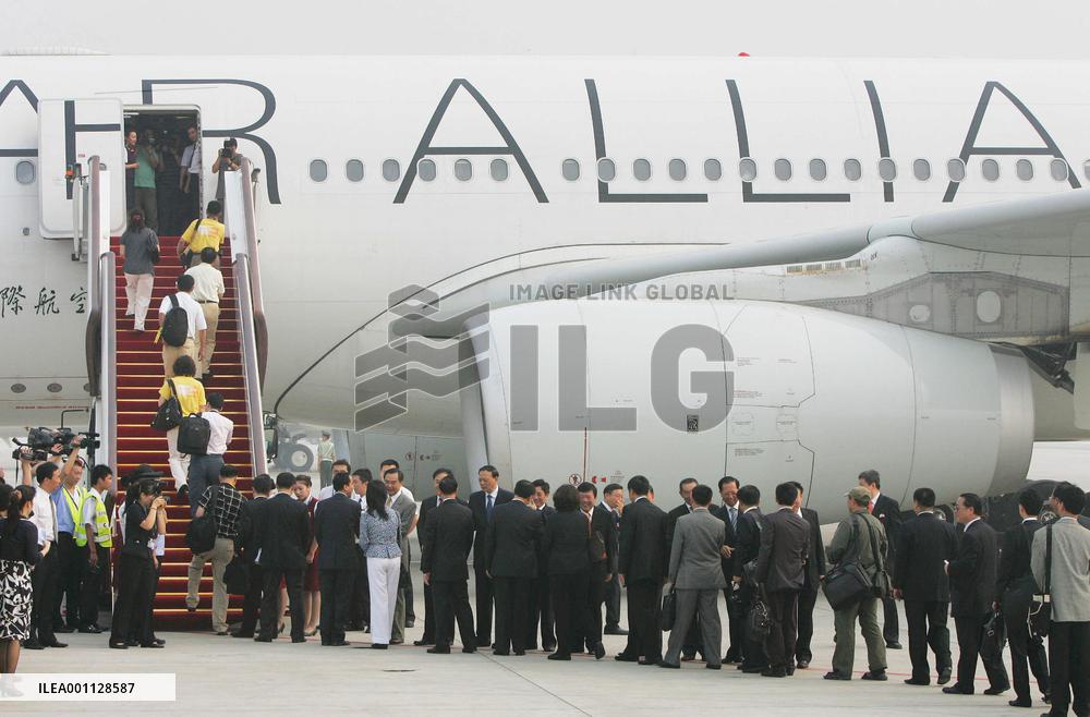 China, Taiwan launch direct flights, tourism links