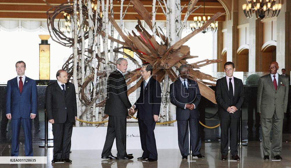 G-8 summit: G-8 leaders pose for commemorative photo