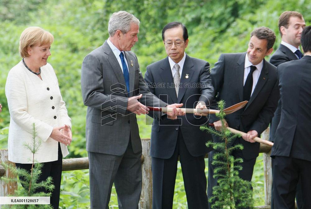 G-8 leaders plant pine trees able to absorb 20% more CO2