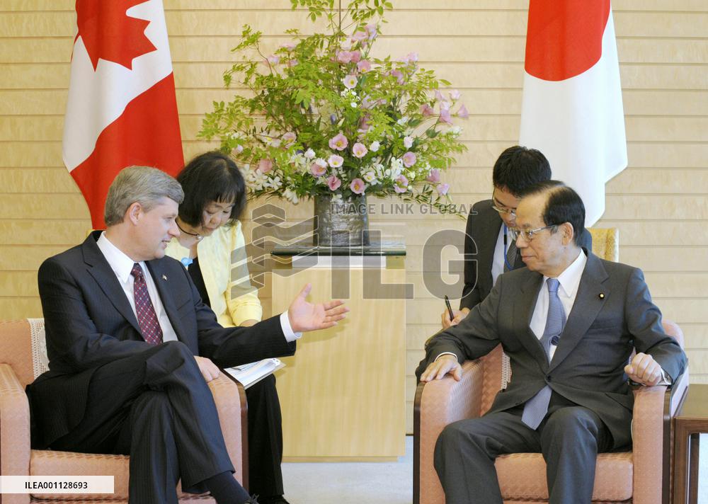Canada's Harper, Japan's Fukuda hold bilateral talks