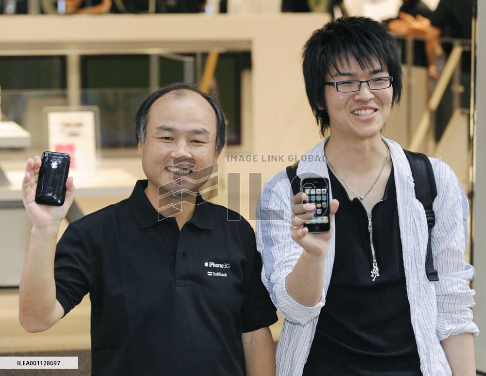 Apple iPhone debuts in Japan via Softbank Mobile