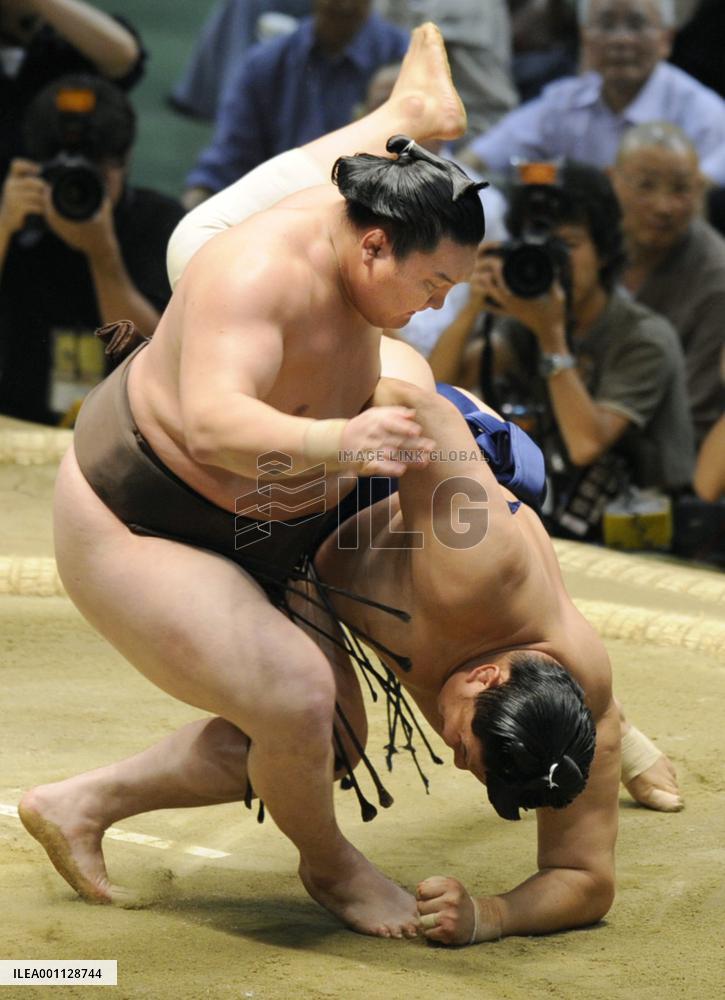 Mongolian yokozuna Hakuho remains unbeaten at Nagoya sumo