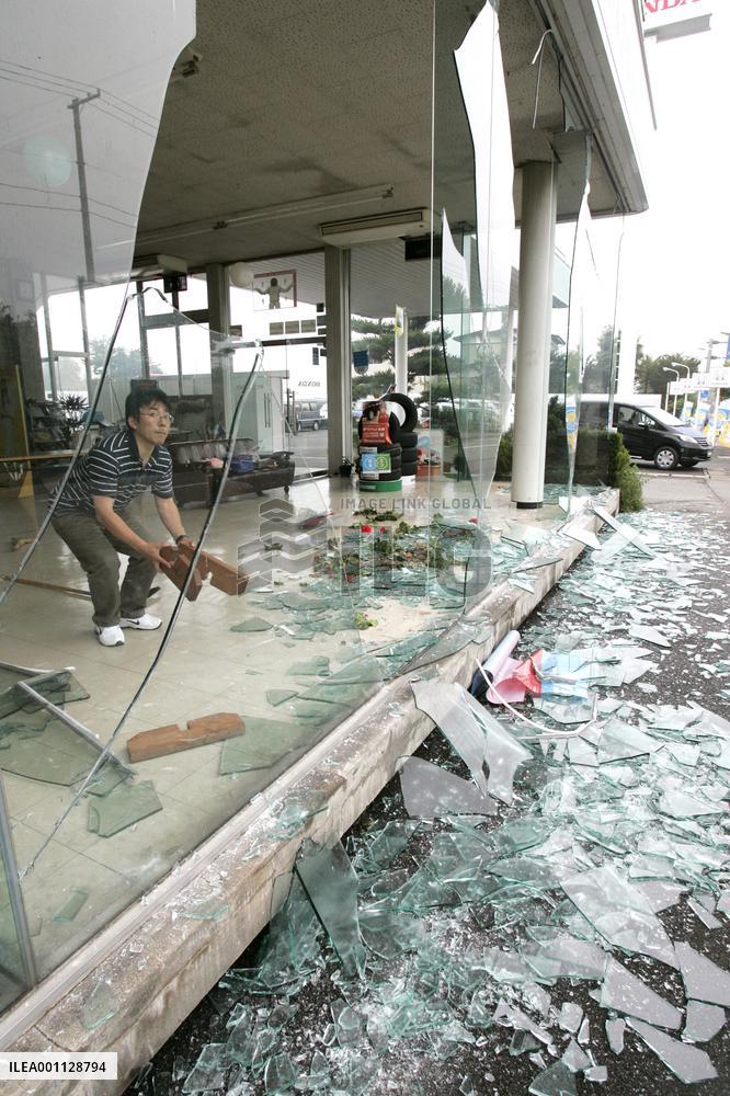 Strong quake hits northeastern Japan