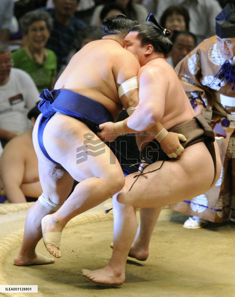 Mongolian yokozuna Hakuho zeros in on Emperor's Cup in Nagoya