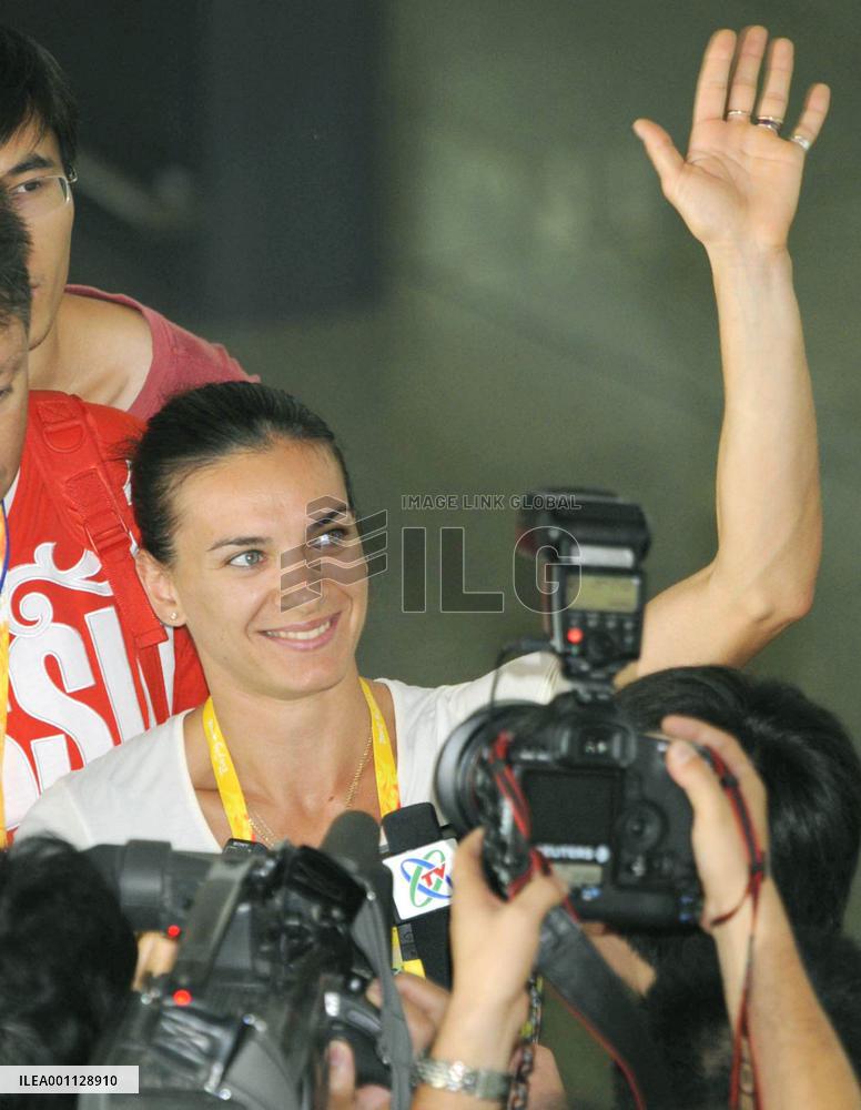 Pole vault queen Isinbayeva vows to raise bar again in Beijing