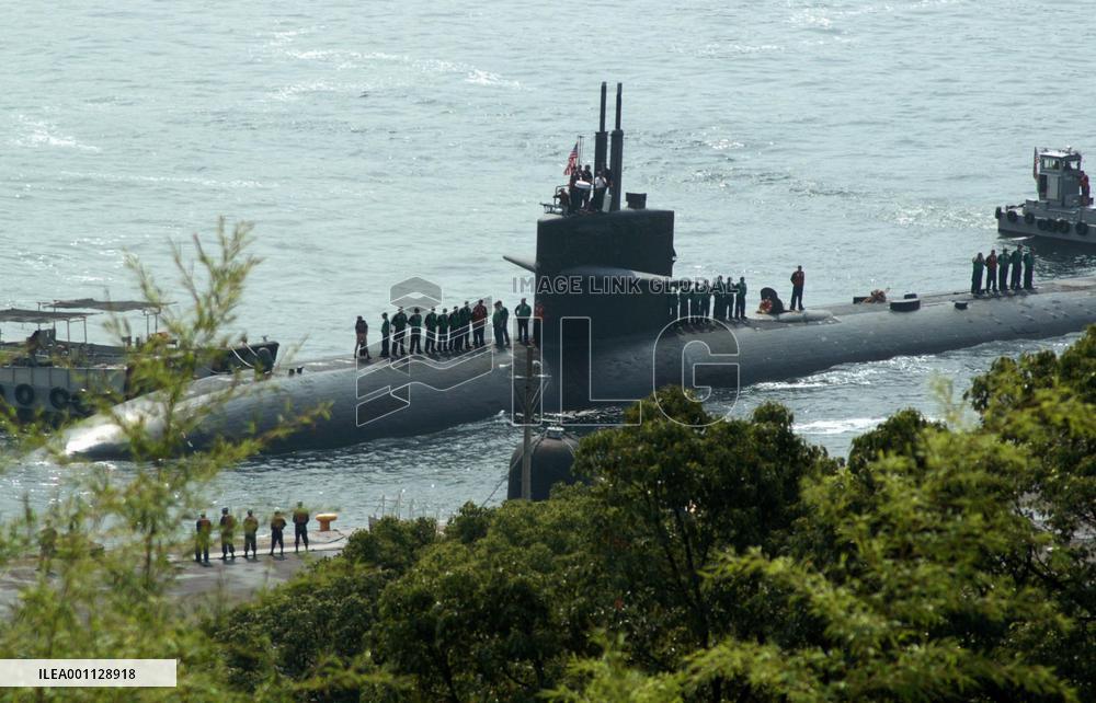 U.S. nuclear sub calls at Sasebo