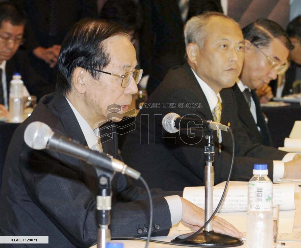 Fukuda meets with A-bomb victims in Nagasaki