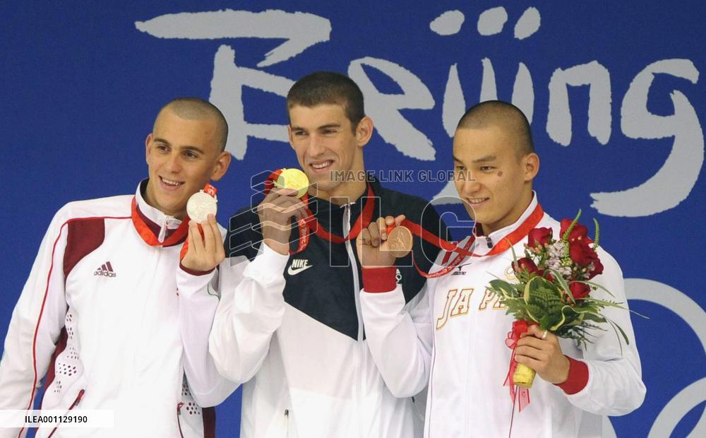 Phelps wins men's 200m butterfly with new world record