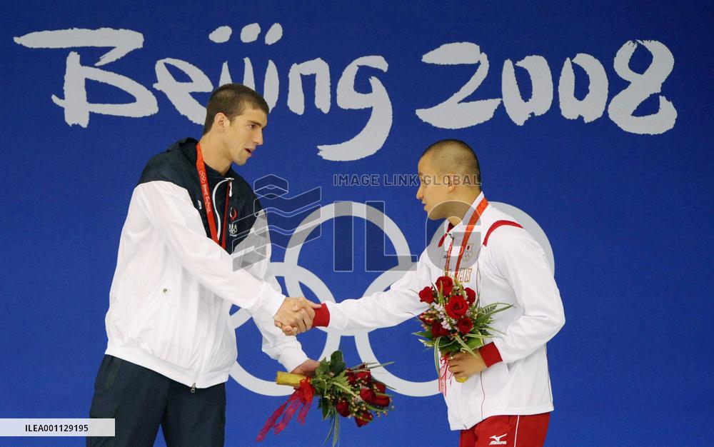 Phelps wins men's 200m butterfly with new world record