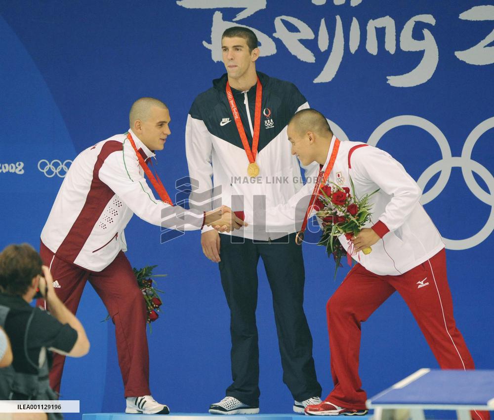 Phelps wins men's 200m butterfly with new world record