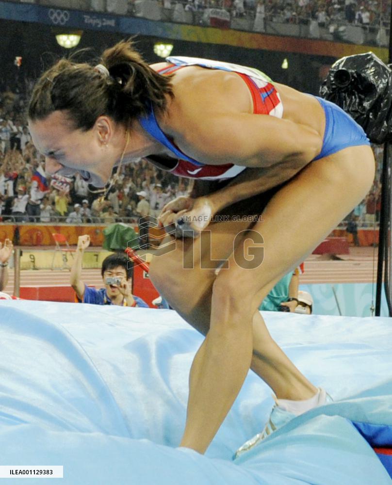 Russia's Isinbaeva wins Olympic pole vault with world record