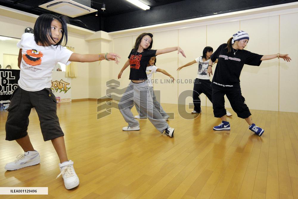 Street dance jumps onto cultural front stage