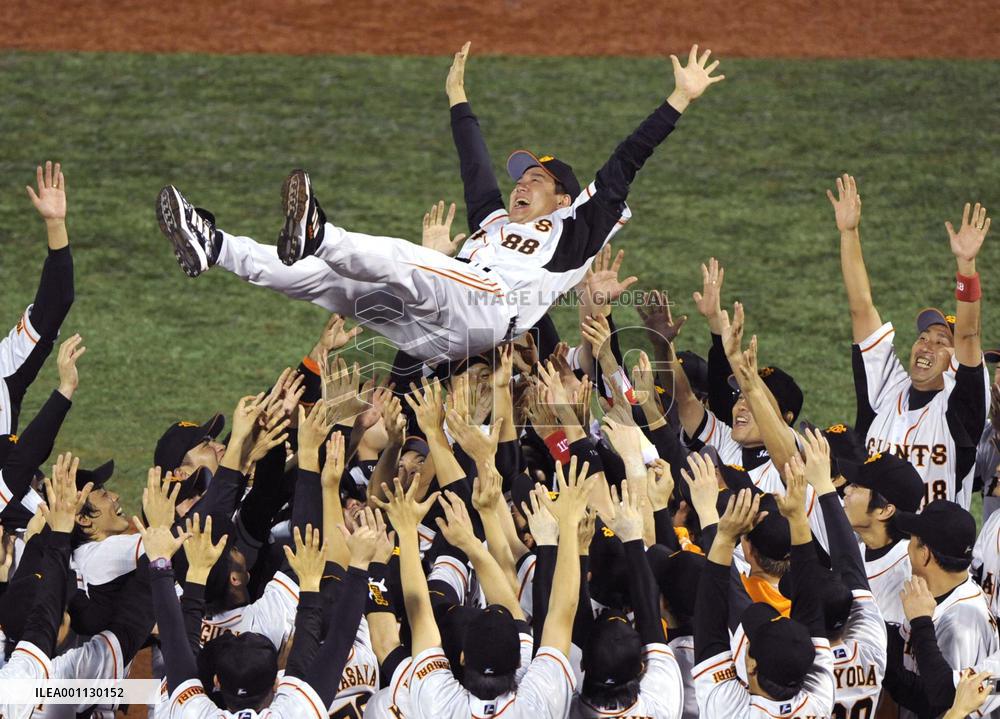 Yomiuri clinches 2nd consecutive Central League title