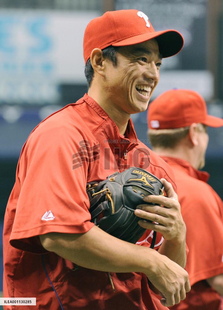 Phillies' Taguchi practices for World Series