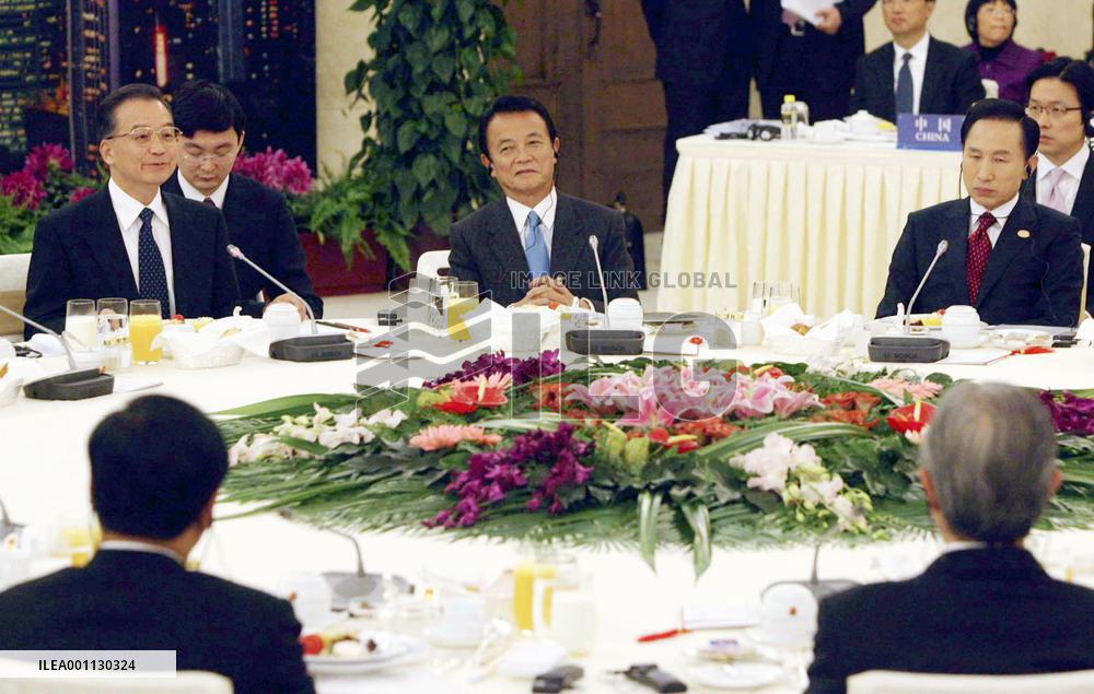 E. Asian leaders meet to discuss economic crisis