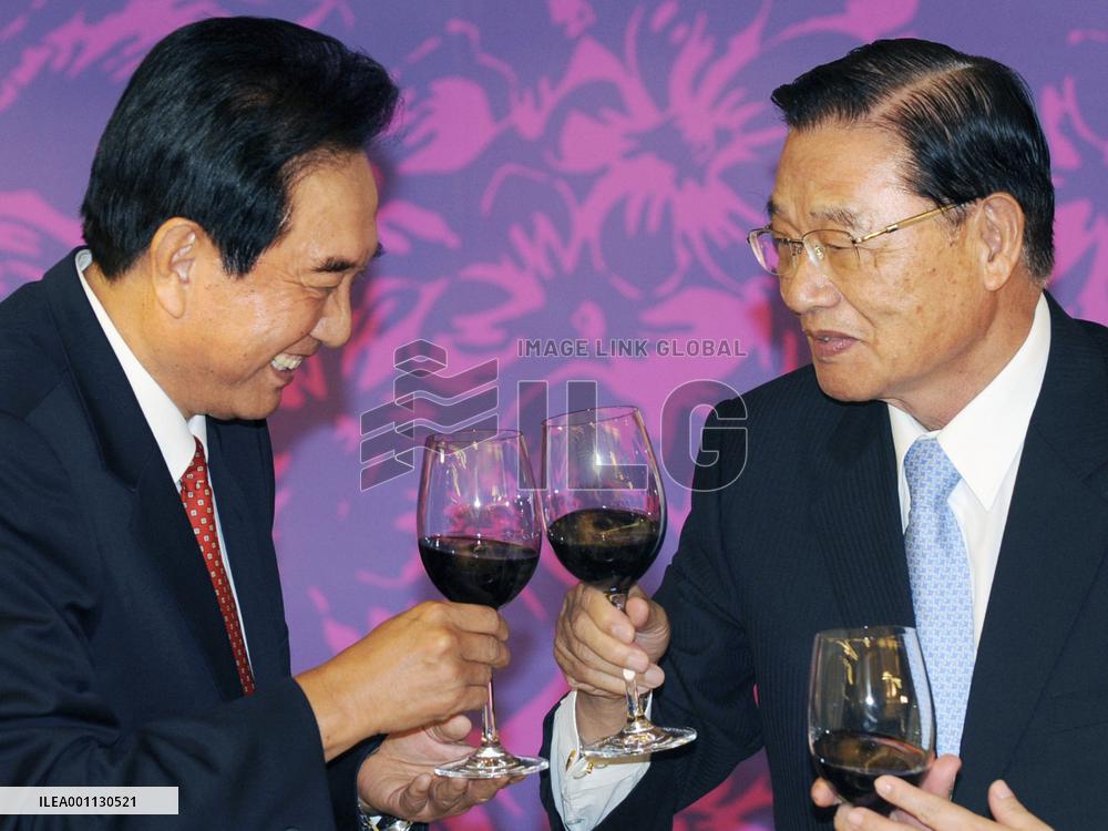 Chinese delegation arrives in Taiwan for historic talks