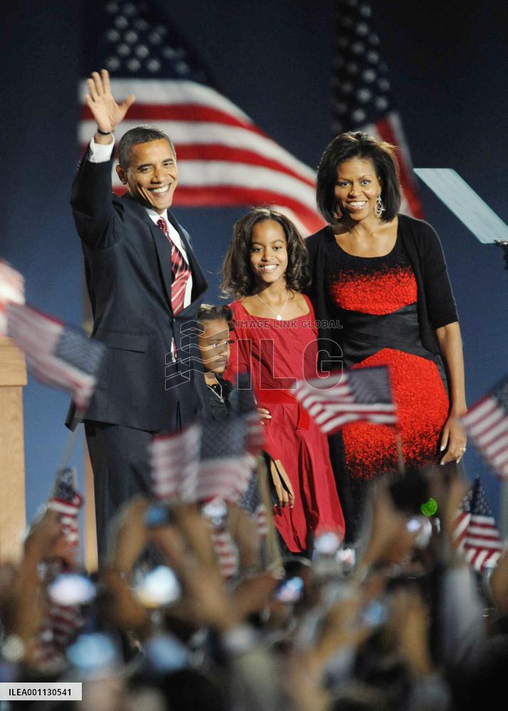 Obama scores historic victory in U.S. presidential election