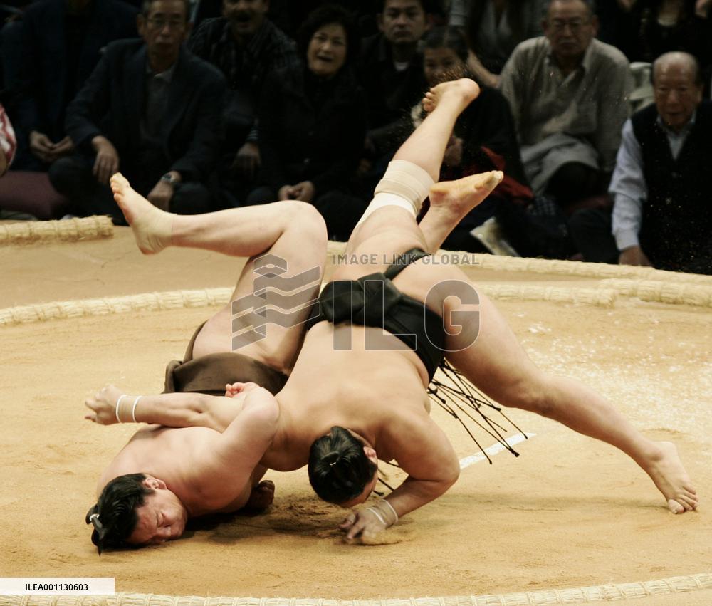 Mongolian yokozuna Hakuho falls on 1st day of Kyushu sumo