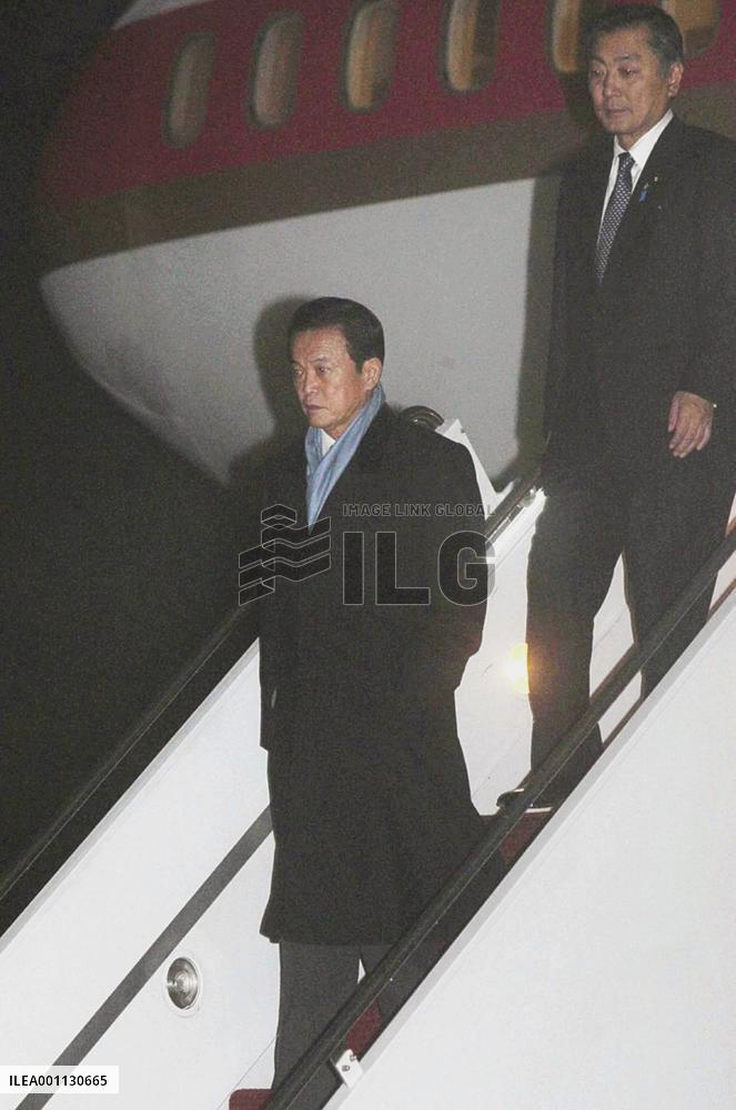 Aso arrives in U.S. to attend global financial summit