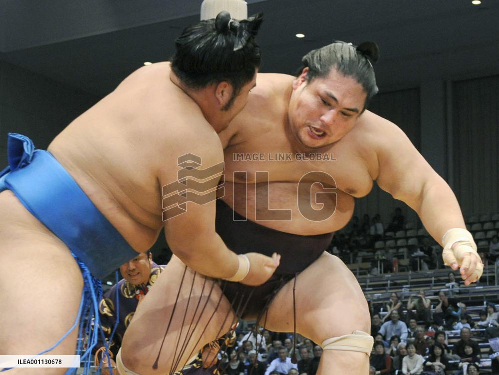 Miyabiyama stays perfect at Kyushu sumo