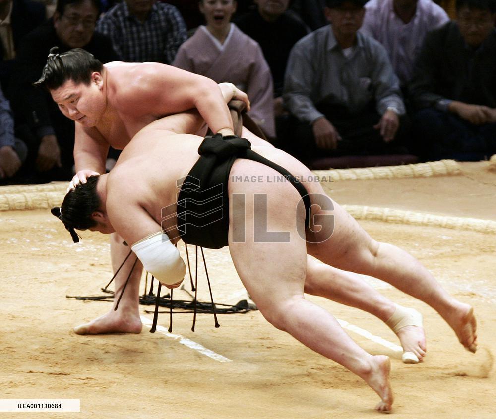Hakuho defeats Goeido at Kyushu sumo
