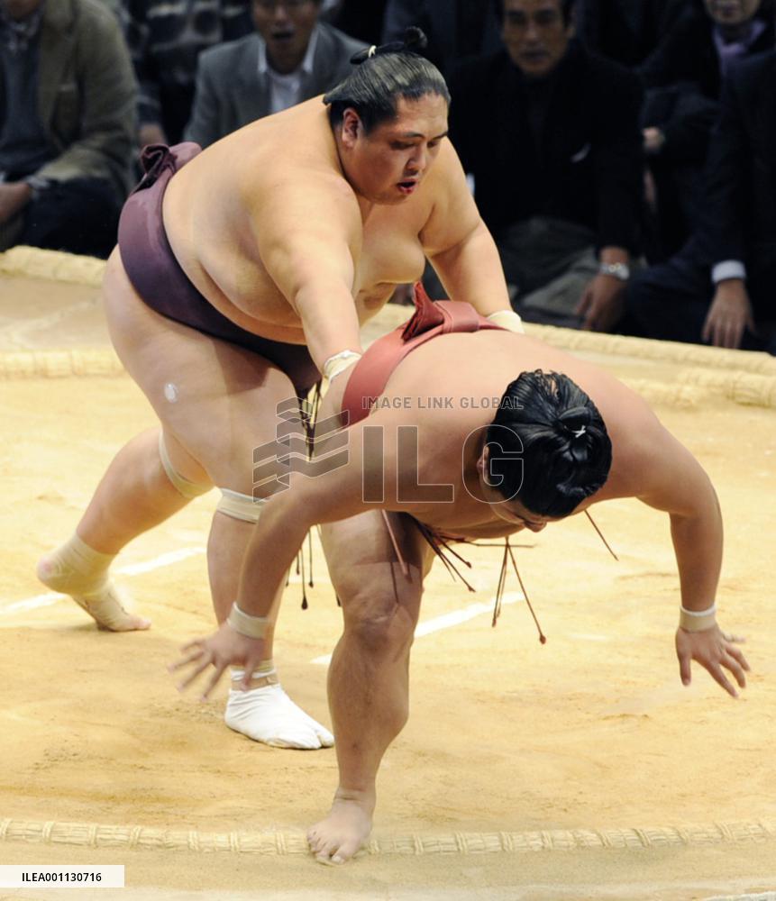 Hakuho, Miyabiyama remain tied for lead at Kyushu sumo