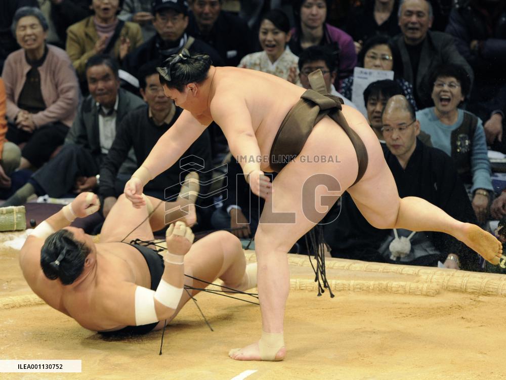 Hakuho and Ama win again as Kyushu meet goes down to wire