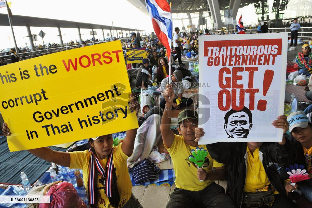 Thai antigov't protesters occupy airports