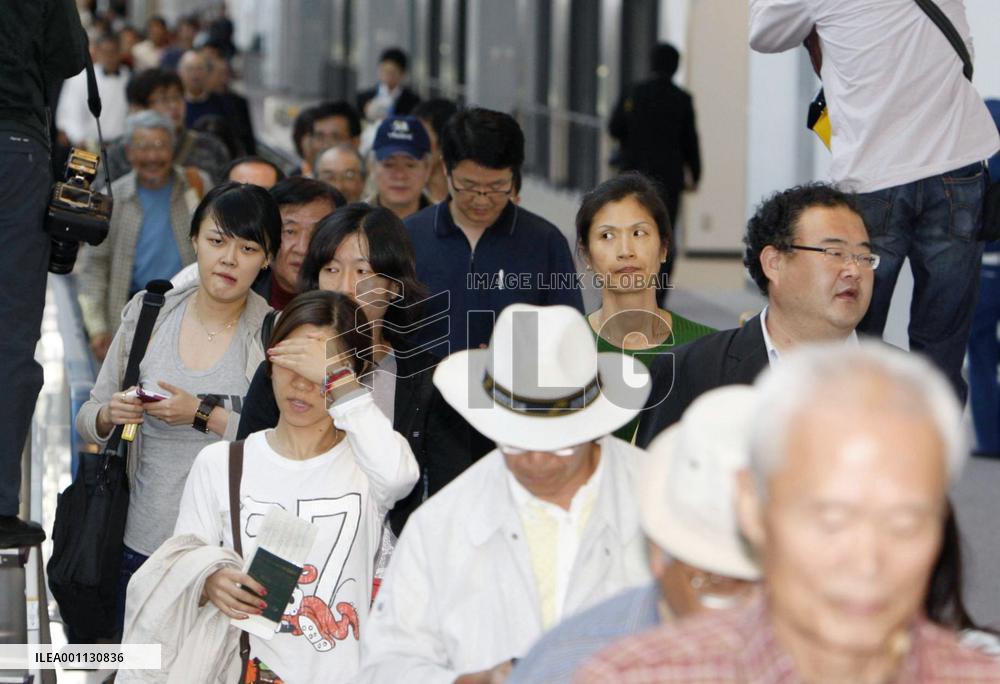 1st flight arrives from Thailand after closure of int'l airport
