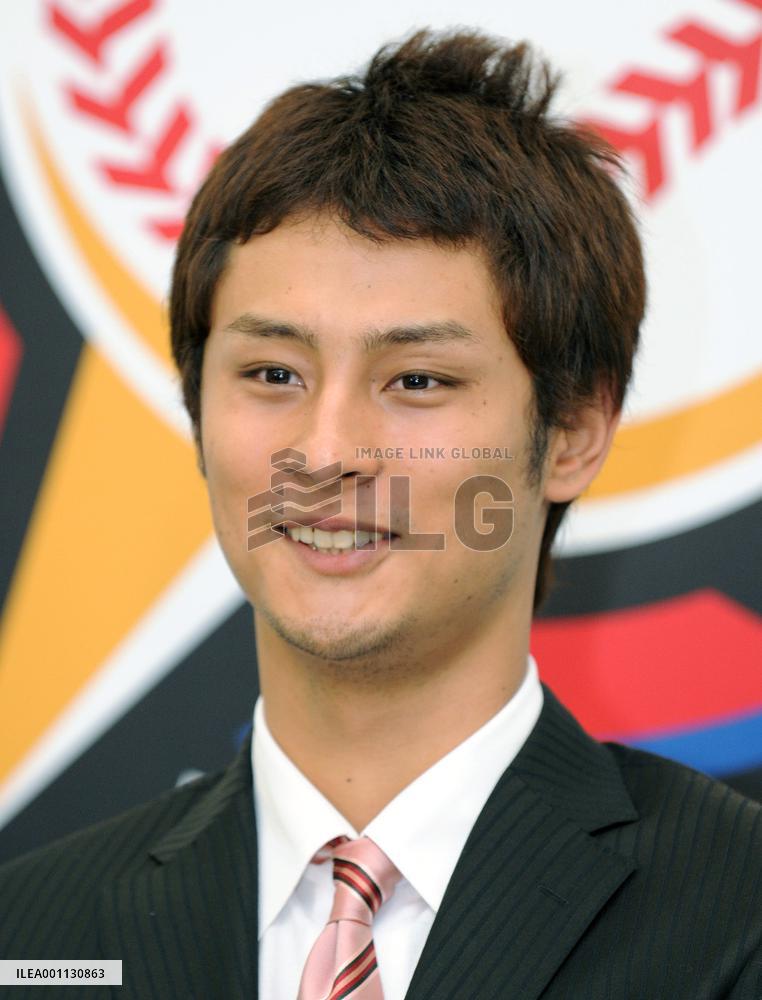 Nippon Ham ace Darvish signs 270 million yen deal