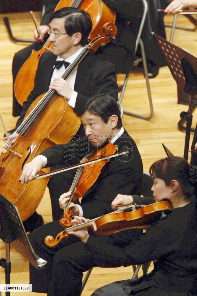 Crown Prince Naruhito plays viola at annual concert