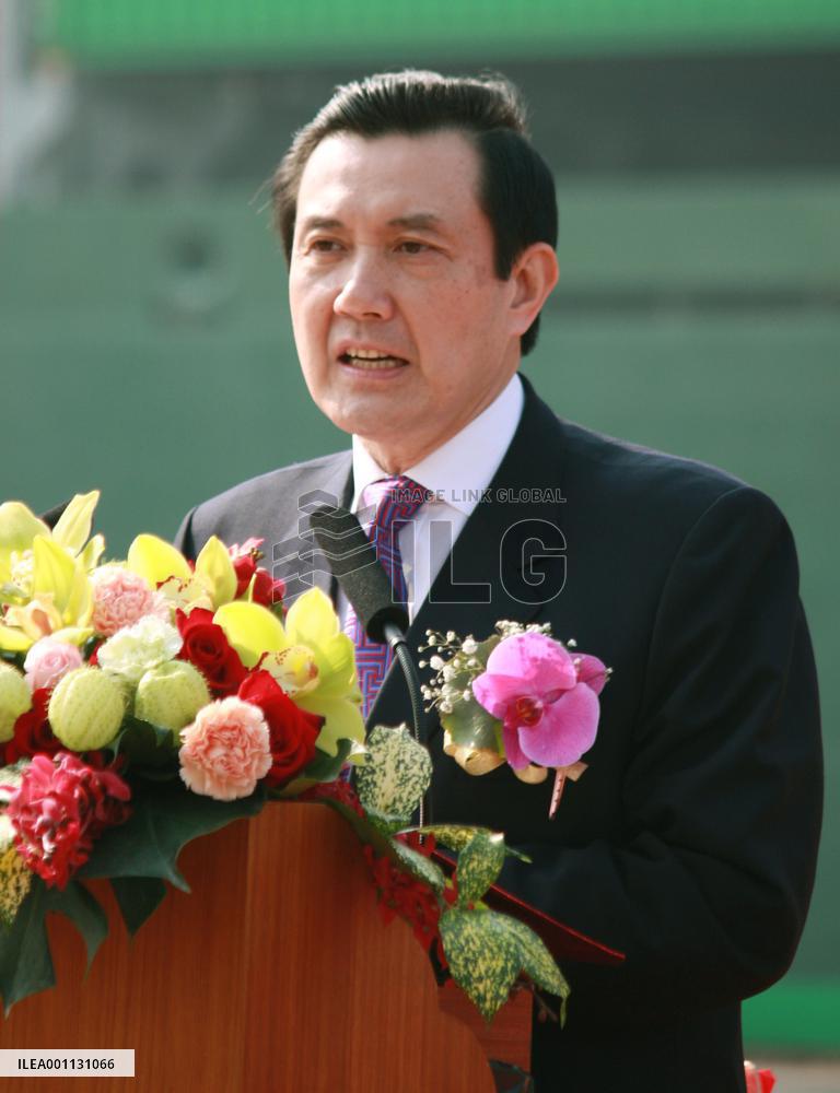 China, Taiwan start direct air, shipping, postal services