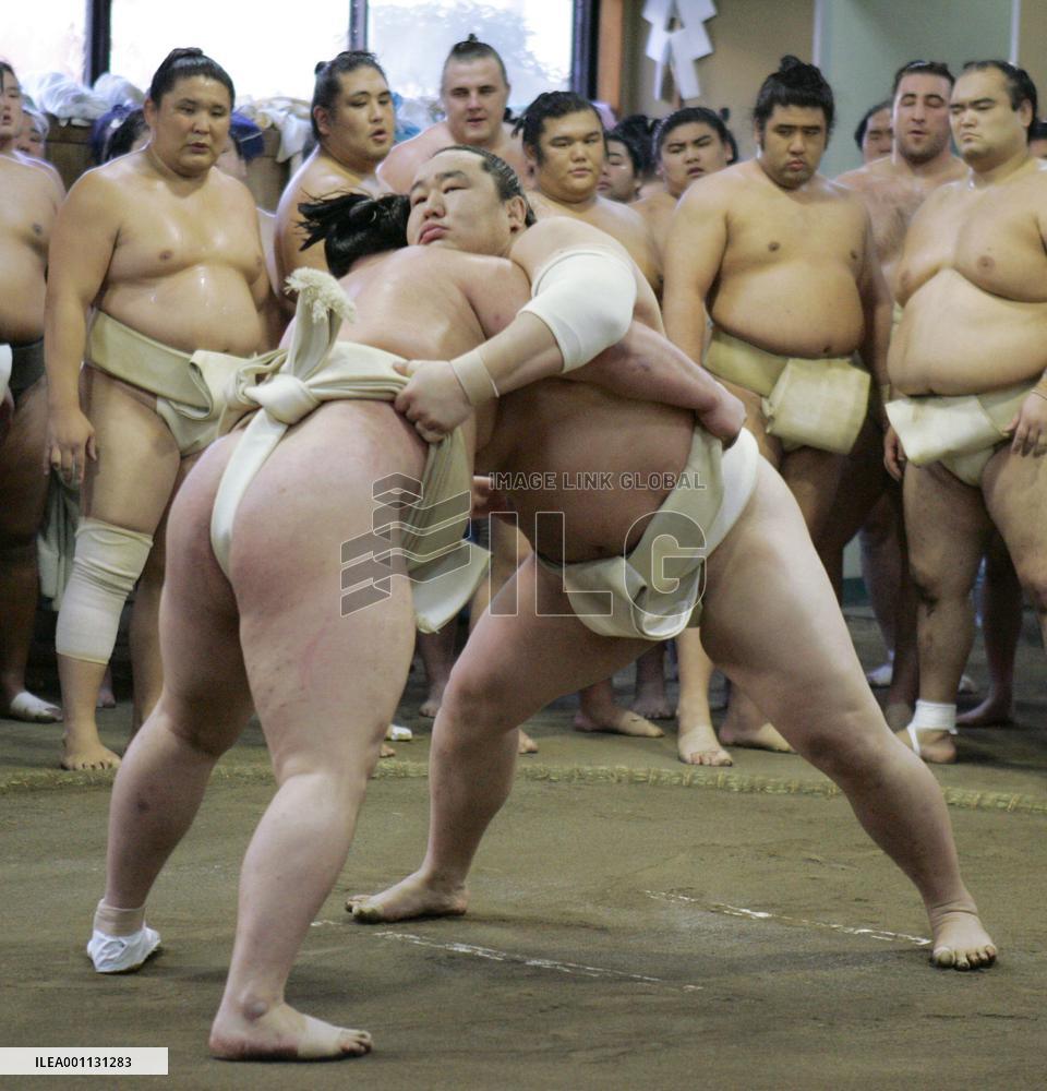 Asashoryu begins practice for New Year sumo tourney