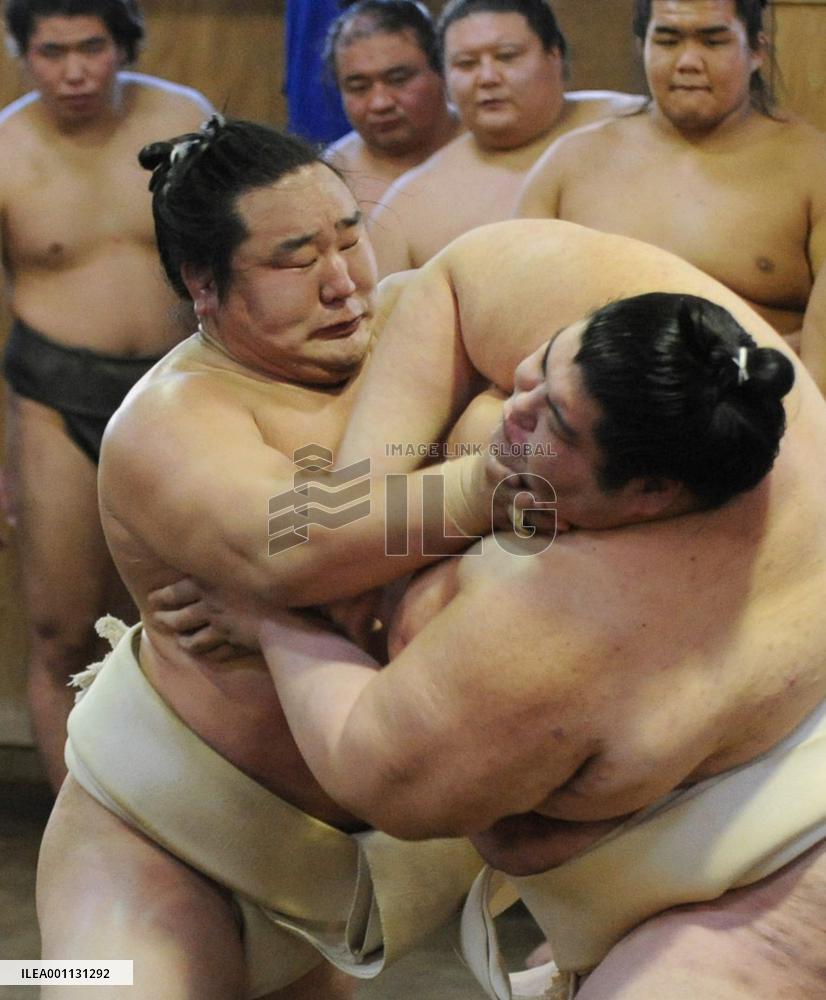 Asashoryu begins practice for New Year sumo tourney
