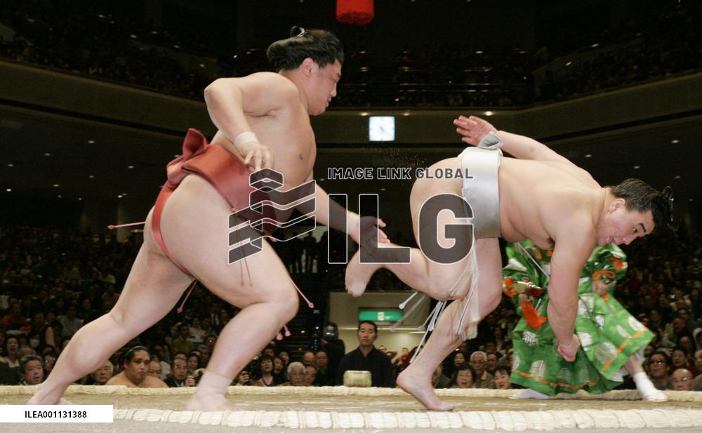Harumafuji beaten by Yoshikaze at New Year sumo tournament
