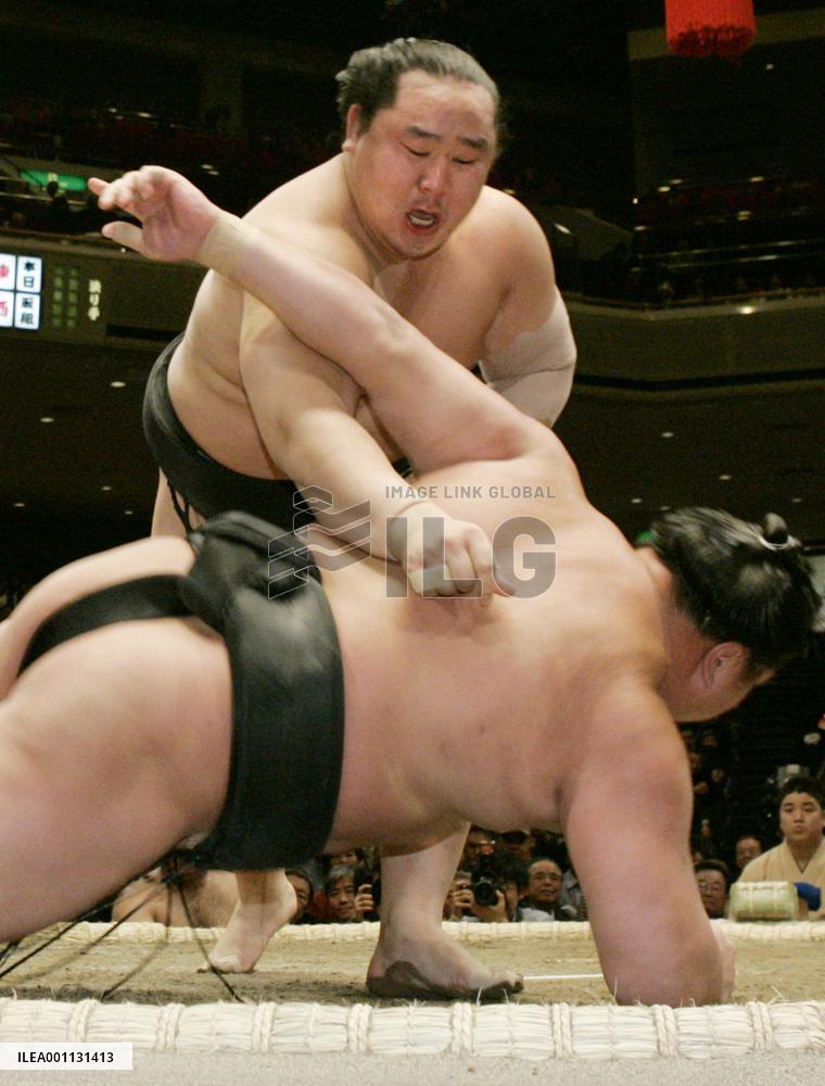 Asashoryu secures 3rd win at sumo tourney