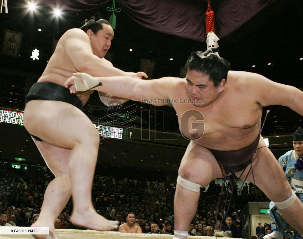 Lucky Asashoryu takes out Miyabiyama to remain unbeaten