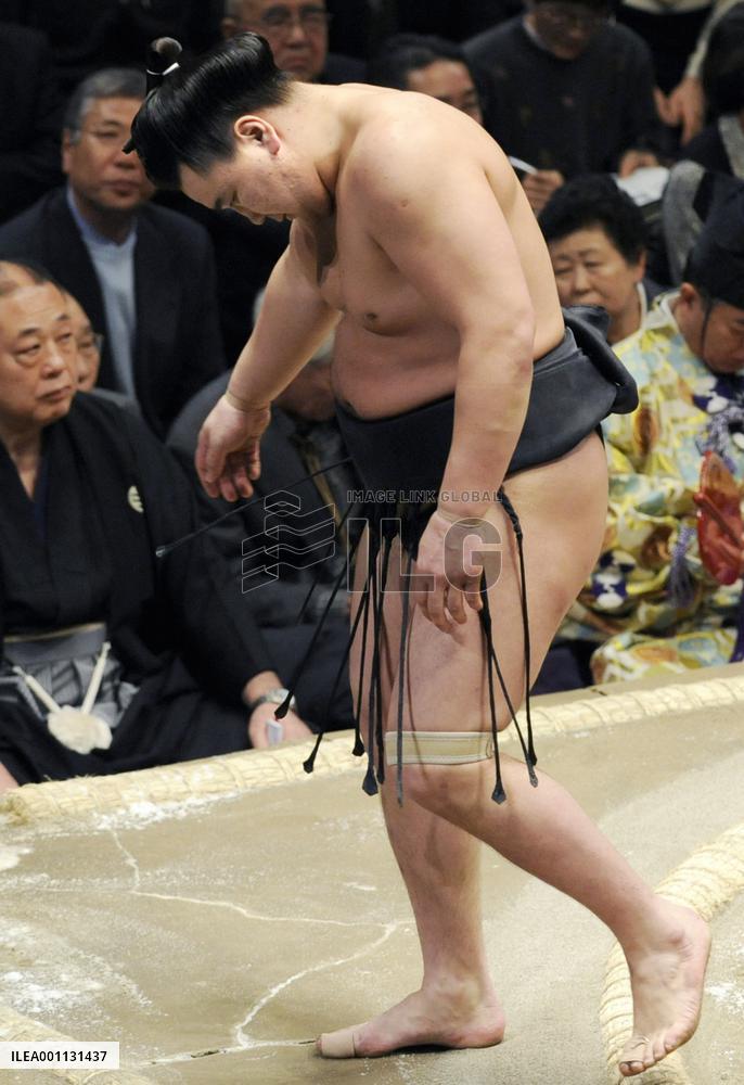 Harumafuji's nightmare start to life as ozeki continues