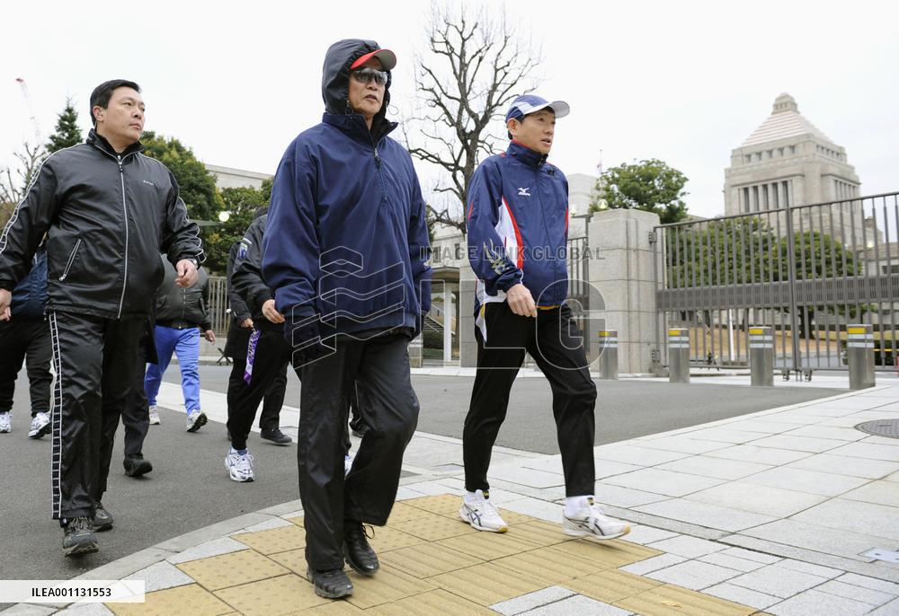 PM Aso goes on 1st walk after moving to official residence