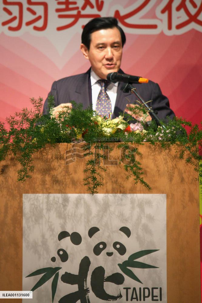 Taiwan president introduces pandas at zoo