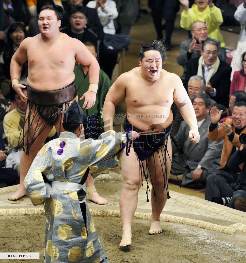 Asashoryu completes memorable comeback to win New Year title