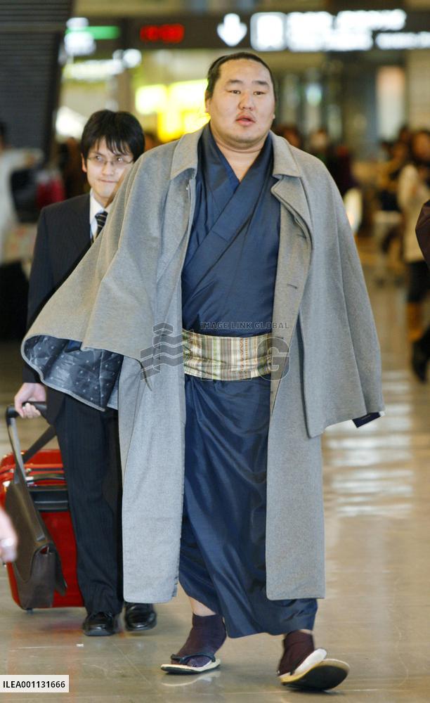 Asashoryu snubs reporters over behavior on return to Japan