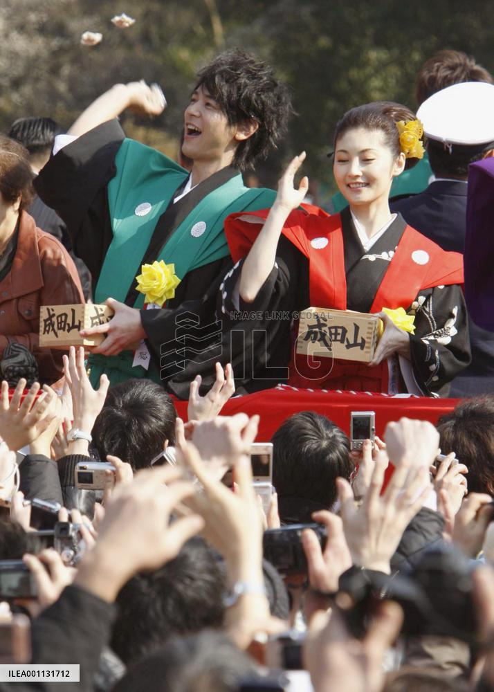 Popular actor, actress throw beans for luck in temple festival