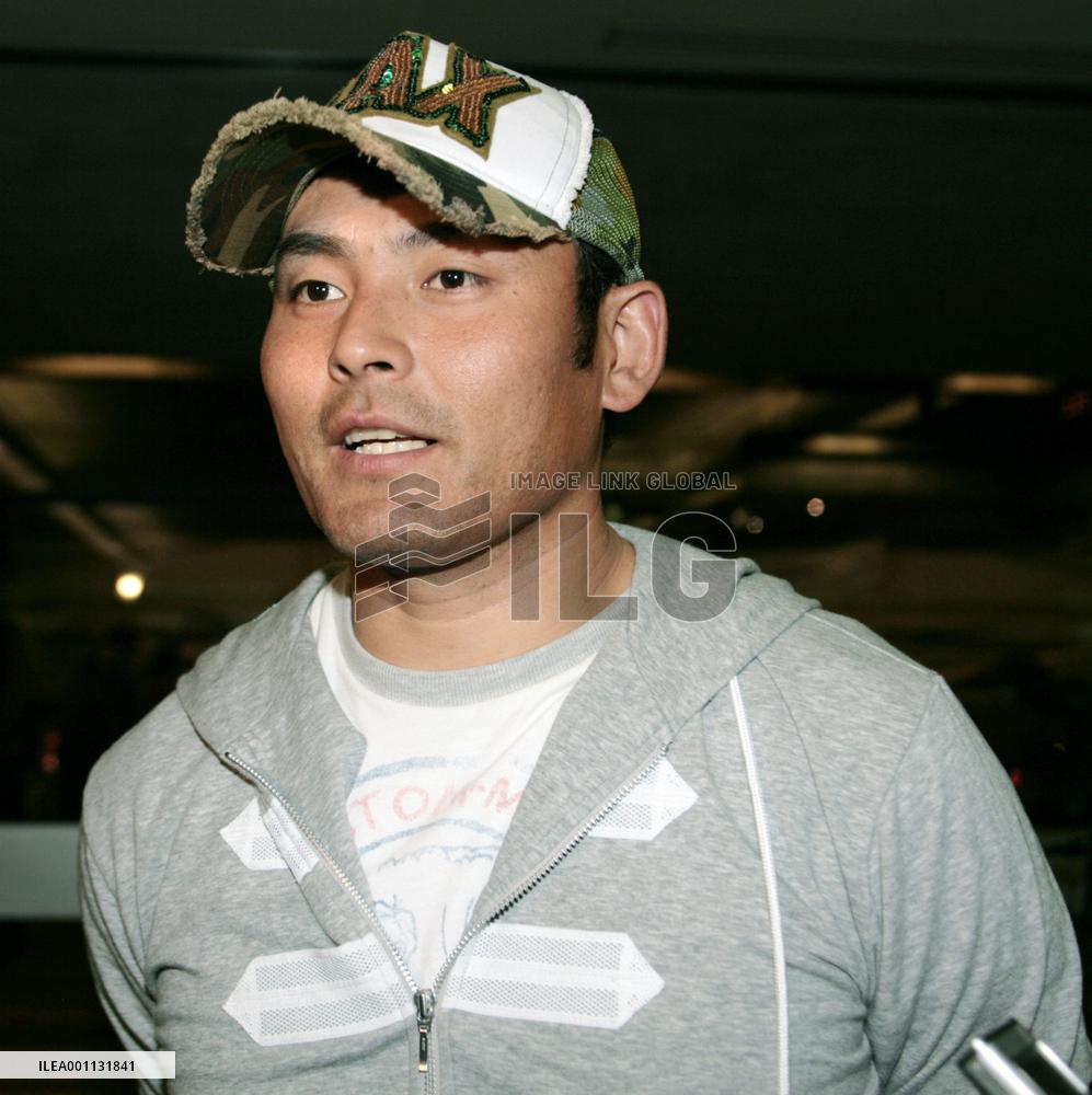 Japanese pitcher Kawakami arrives in U.S. to join Braves training