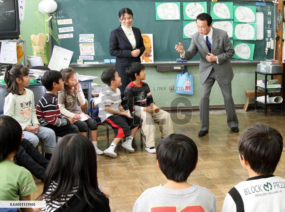 Aso visits elementary school in Tokyo
