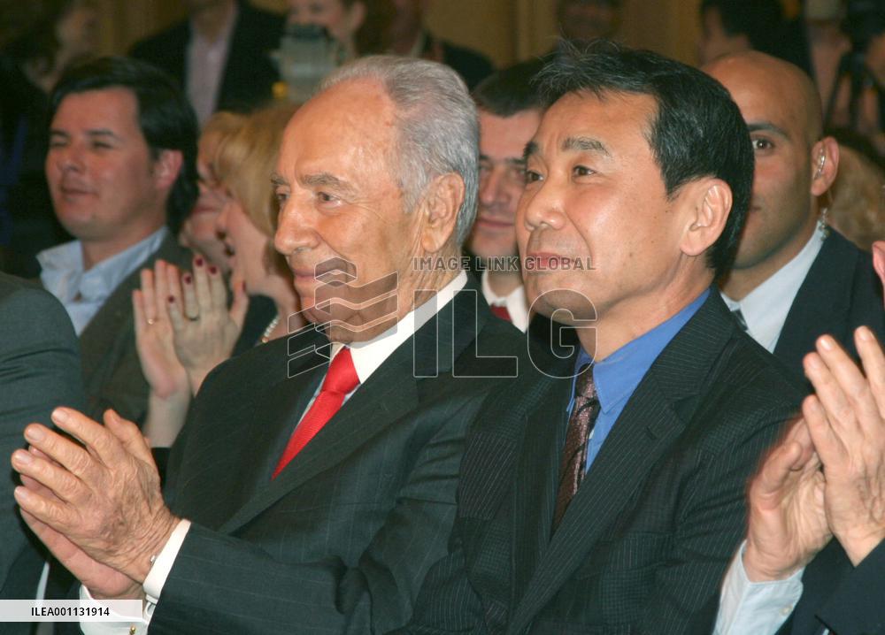 Haruki Murakami receives Jerusalem award at Int'l Book Fair